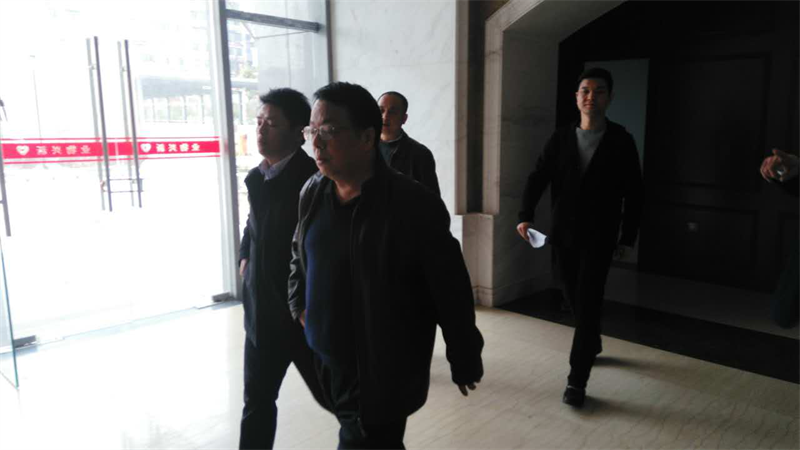 集團(tuán)公司總經(jīng)理萬先逵、副總經(jīng)理周志宏一行親臨利民佳苑小區(qū)現(xiàn)場指導(dǎo)工作