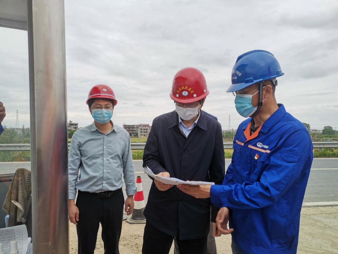 集團(tuán)黨委委員、紀(jì)委書(shū)記何志敏赴西二環(huán)高速項(xiàng)目檢查疫情防控工作